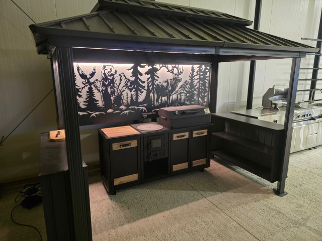 Nojume grilam 4 ar aizmugurejo paneli